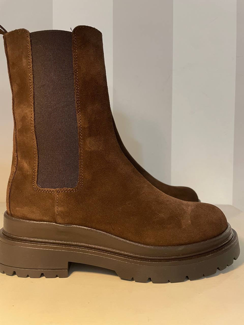 Stivaletto in camoscio con para Ovyé