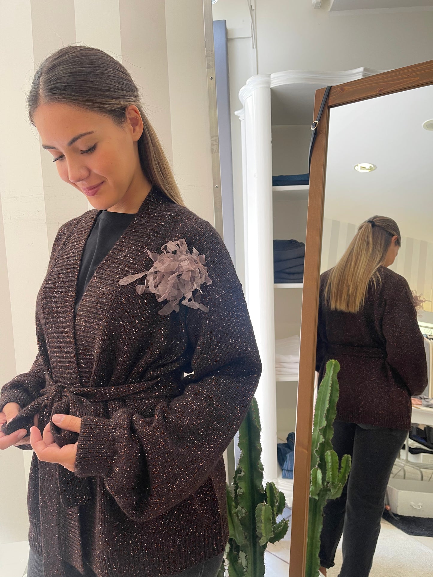Cardigan con Cintura e Spilla - Kontatto