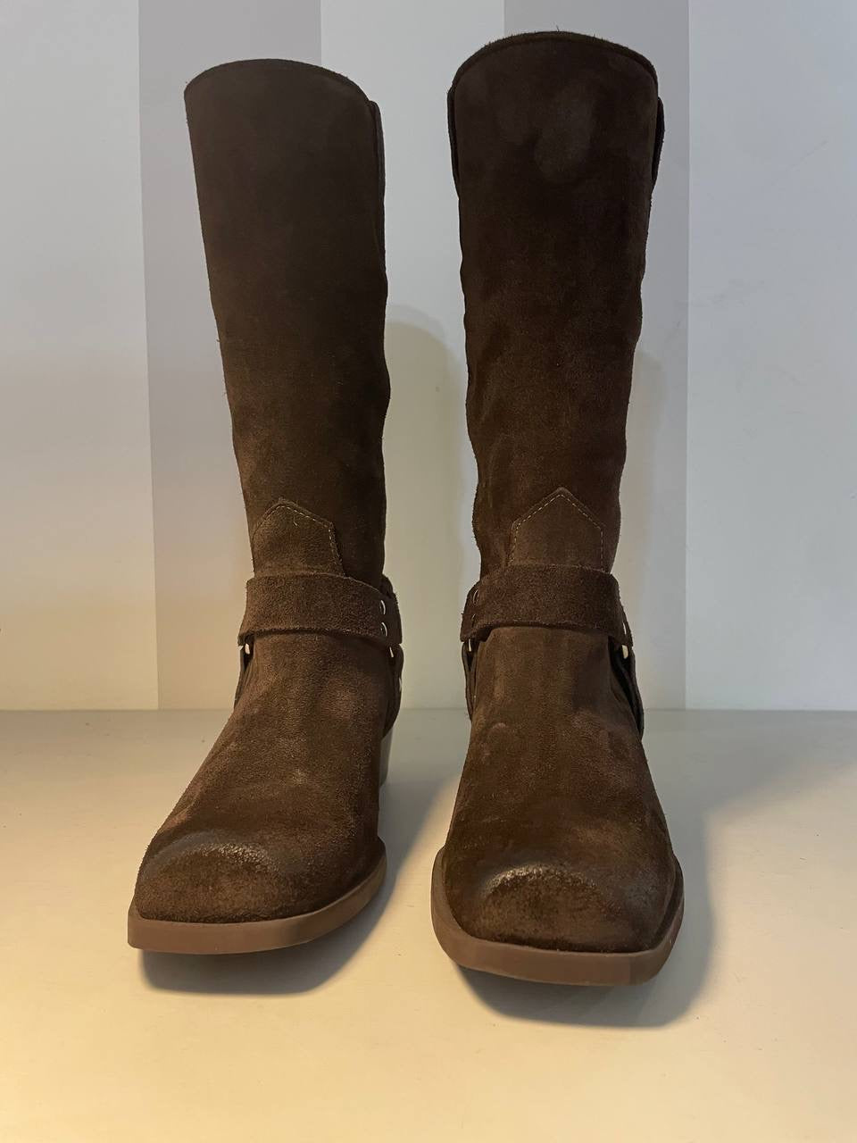 Stivale in camoscio con fibbia Ovyè