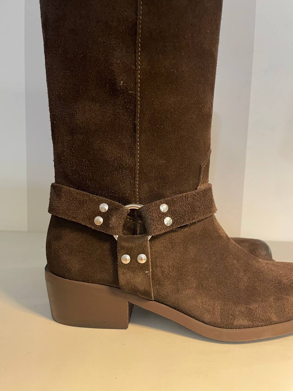 Stivale in camoscio con fibbia Ovyè