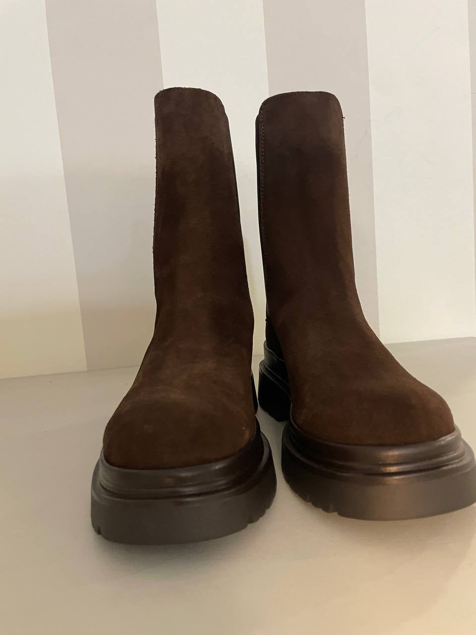 Stivaletto in camoscio con para Ovyé