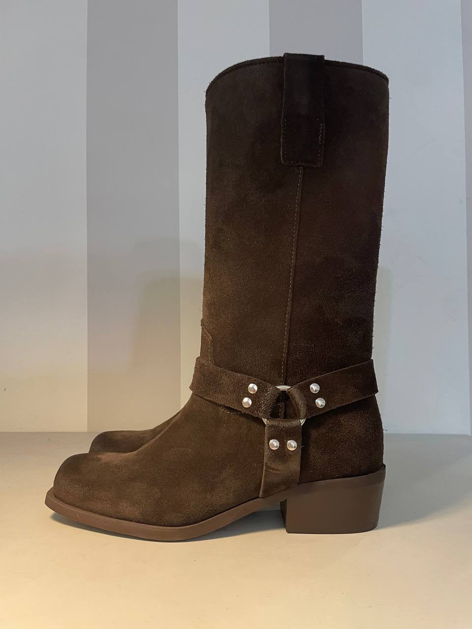 Stivale in camoscio con fibbia Ovyè