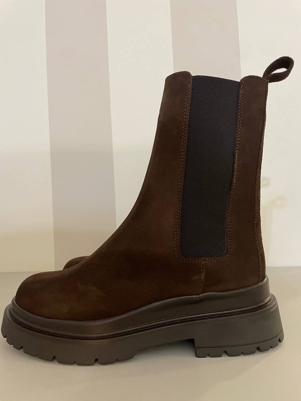 Stivaletto in camoscio con para Ovyé