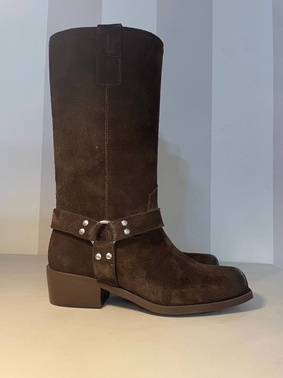 Stivale in camoscio con fibbia Ovyè