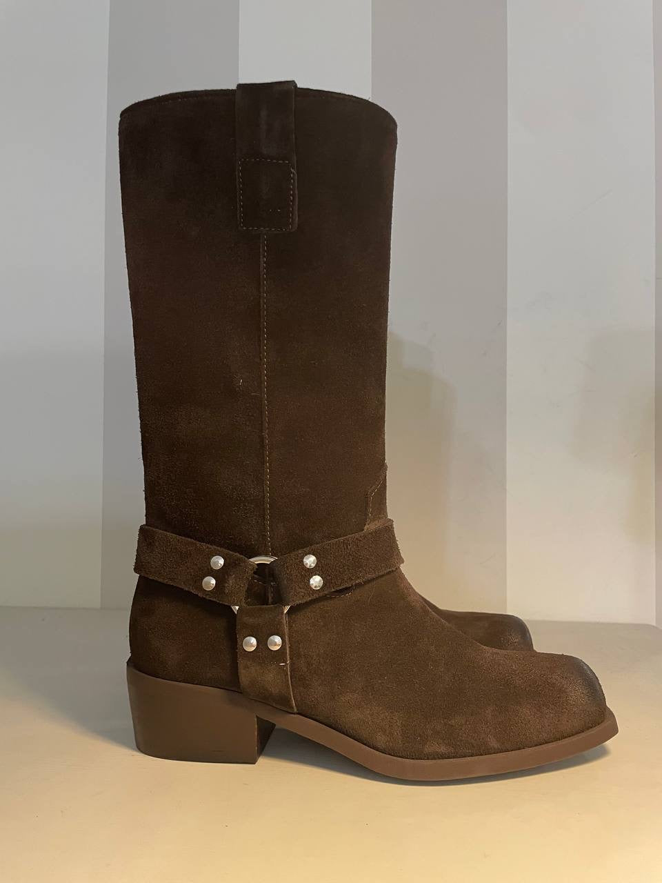 Stivale in camoscio con fibbia Ovyè