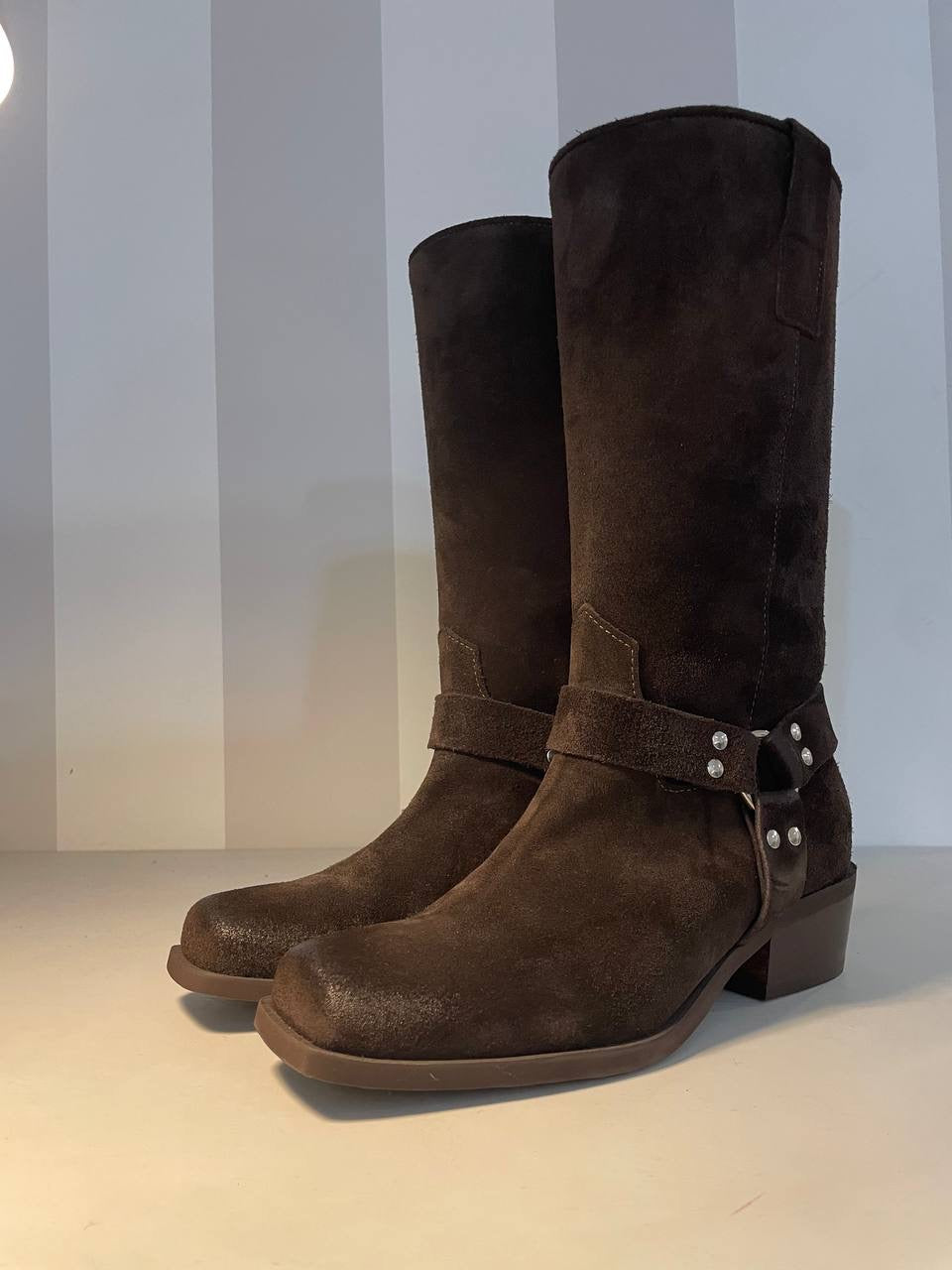 Stivale in camoscio con fibbia Ovyè