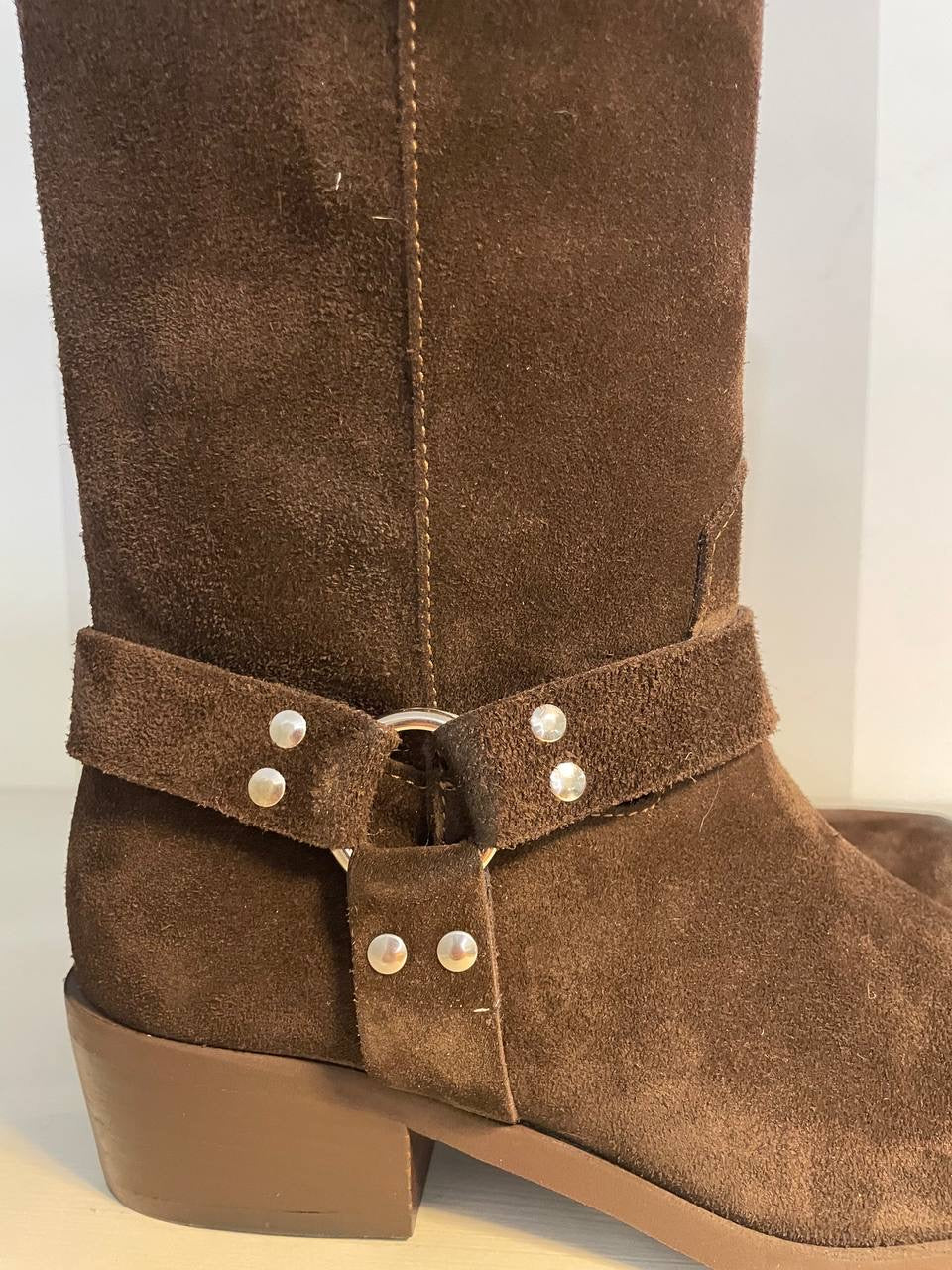 Stivale in camoscio con fibbia Ovyè