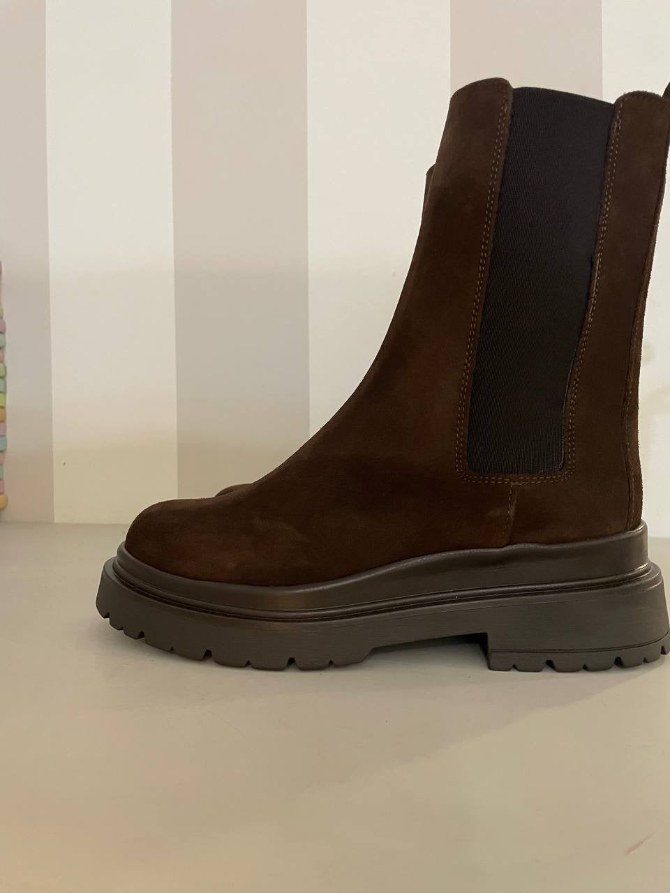 Stivaletto in camoscio con para Ovyé